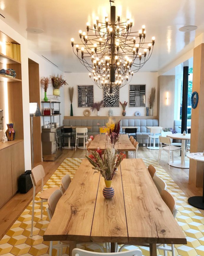 Salle à manger moderne avec lustre design et carrelage géométrique jaune