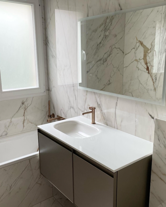 Salle de bain moderne avec marbre blanc