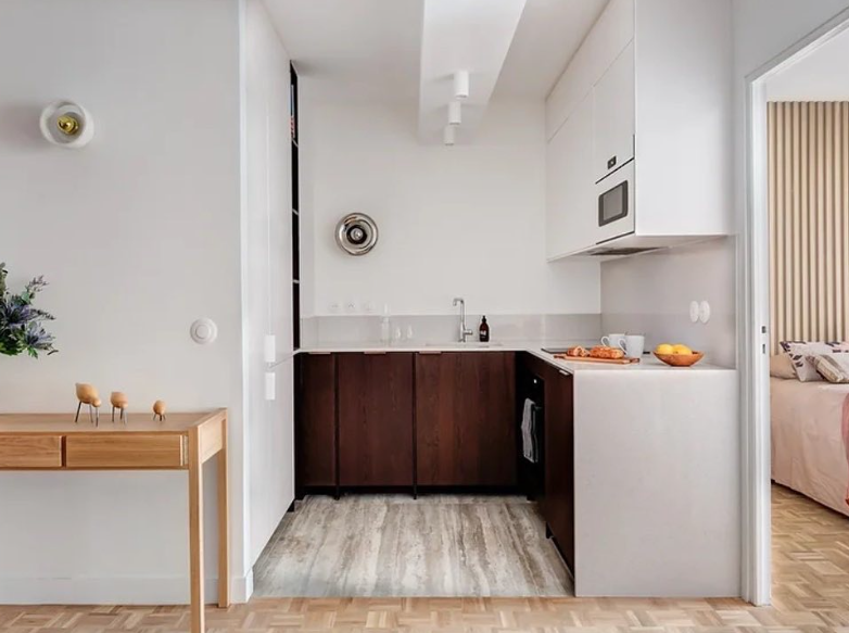 Cuisine moderne avec meubles en bois foncé