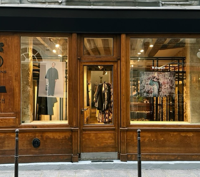 Vitrine de boutique parisienne avec facade en bois