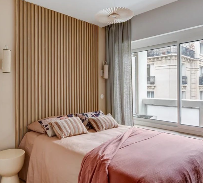 Chambre moderne avec tête de lit en bois et tons roses