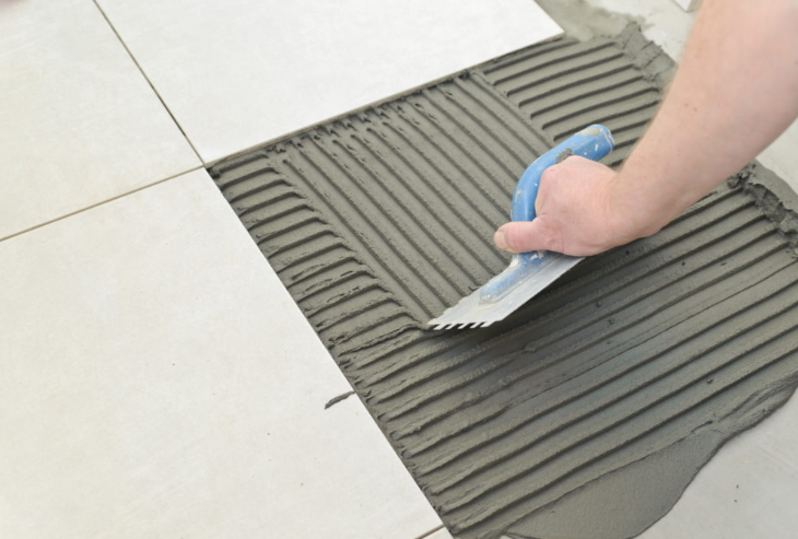 Application de colle pour carrelage avec truelle