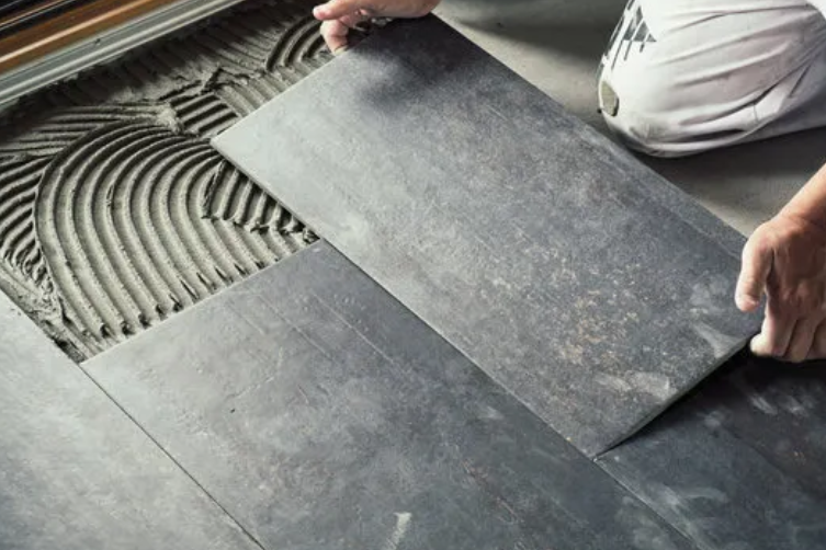 Pose de carrelage grand format gris