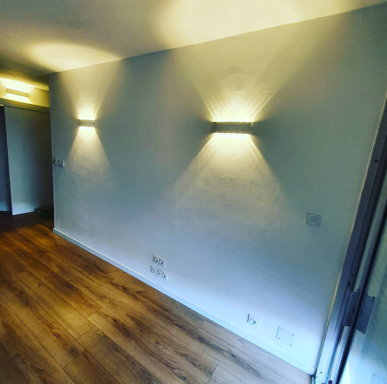Installation d'éclairage moderne avec appliques murales dans une pièce rénovée