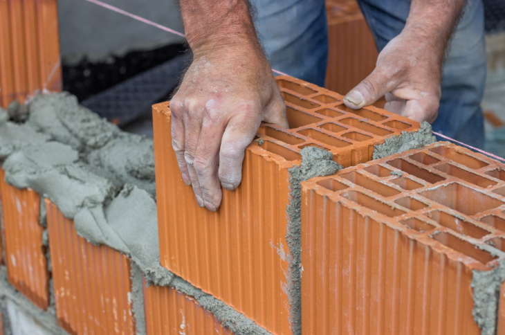 Maçon posant des briques avec du mortier