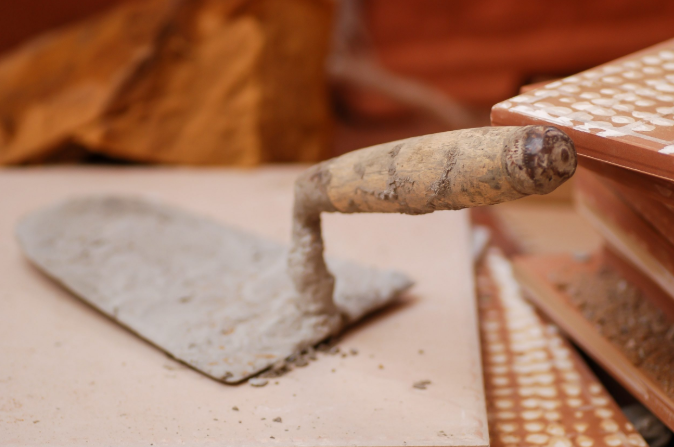 Application de mortier sur carrelage