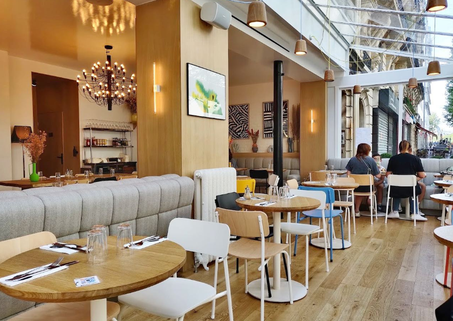 Restaurant moderne avec intérieur design