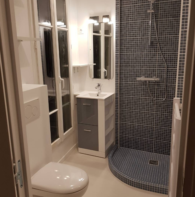 Salle de bain moderne avec douche à l'italienne et carrelage mosaïque